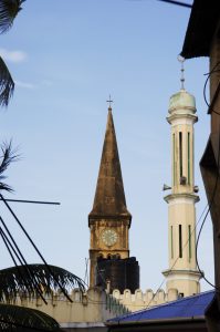 Minaret et clocher côte à côte à Zanzibar