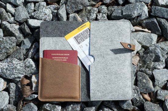 Foto: Travel Documents Holder – Global Panoama (Flickr) Gehört mit zur Safari-Packliste: Reisepass und Flugtickets