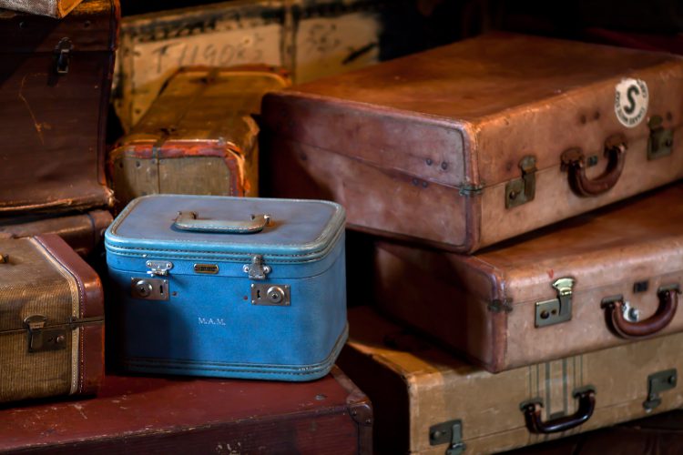Foto: Blue Siutcase – Drew Coffman (Flickr) Safari-Packliste: Alte Koffer liegen gestapelt aufeinander