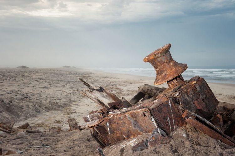 "digitale detox"-rhino-africa-travel-hoanib-skeleton-coast-camp-views-beach-02 Ein Teil eines Schiffswrackes am Strand von Namibia