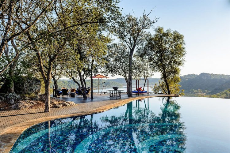 "digitale detox"-rhino-africa-travel-singita-pamushana-lodge-views-aerial-kenia-remote-places Ein Pool auf einer Terrasse, dahinter der Wald