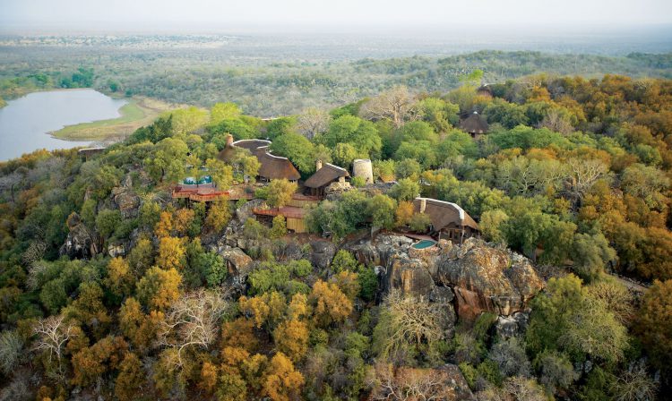 "digitale detox"-rhino-africa-travel-singita-pamushana-lodge-views-aerial-kenia-remote-places Häuser mitten im Wald in Simbabwe
