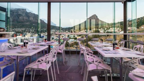 rooftop-bars-kapstadt-rhino-africa_Aussicht auf den Signal Hill von der Vue Sky Bar Aussicht von Utopia - Dining Elevated auf den Tafelberg und Lion's Head