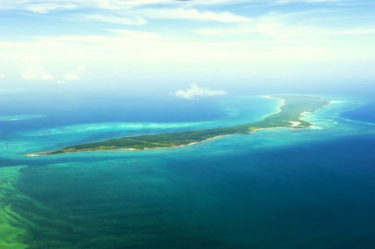 digitales-detox-rhino-africa-travel-vamizi-island-views-aerial-remote-places-mosambik Luftaufnahme von Meehr uns Insel in Mosambik