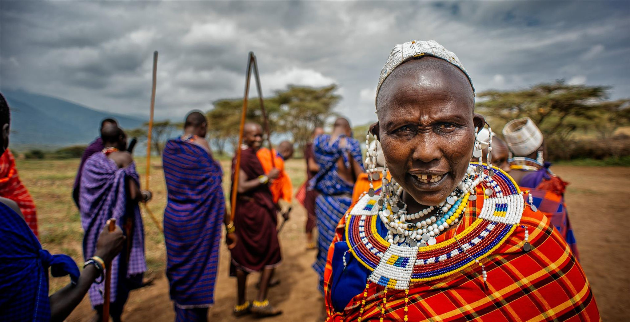 Eine Gruppe Massai in traditioneller Kleidung mitten in der Masai Mara