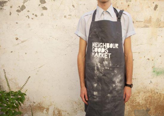 Empreendedor com avental do Neighbourgood's Market