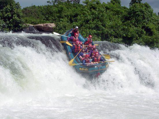 https://www.flickr.com/photos/yotut/305349166 Eine Gruppe mit roten Helmen stürtzt sich beim Rafting in Uganda eine Stromschnelle hinunter