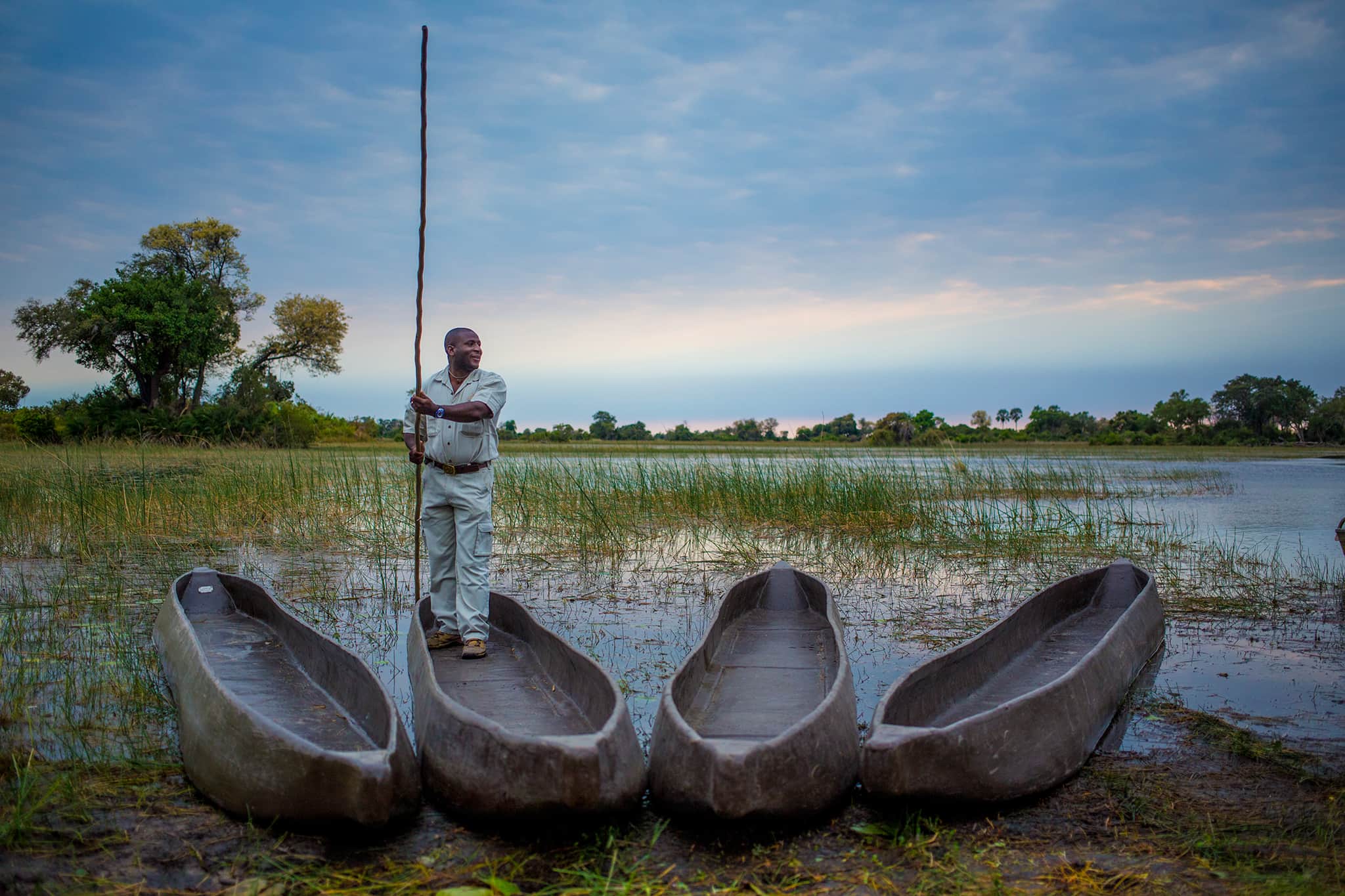 Okavango-Delta-Safari: Mokoros an einem Ufer im Okavango Delta