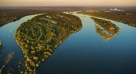 Vue aérienne du fleuve Zambèze en Zambie.