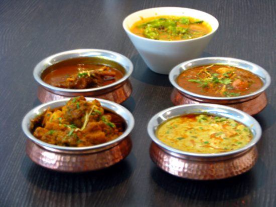 Indische Currys in Töpfen