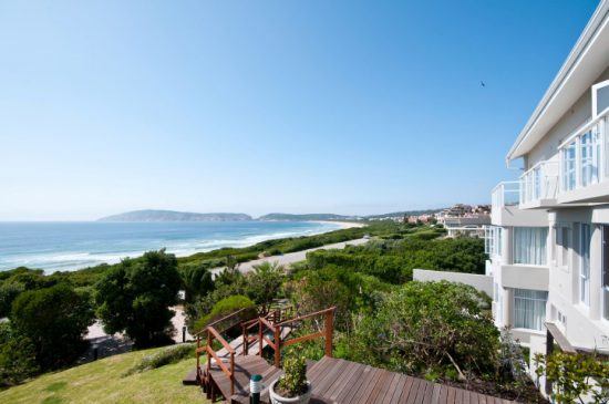 Fantastischer Blick auf den Strand und den Indischen Ozean vom Hotel The Robberg Beach Lodge