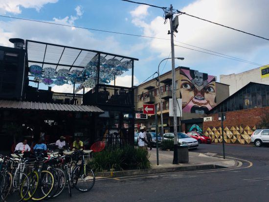 Straßenansicht in Johannesburgs Trendviertel Maboneng mit Bars und Grafittis