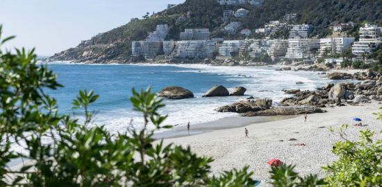 Blick auf den wunderschönen Sandstrand in Clifton - Die besten Aktivitäten in Kapstadt
