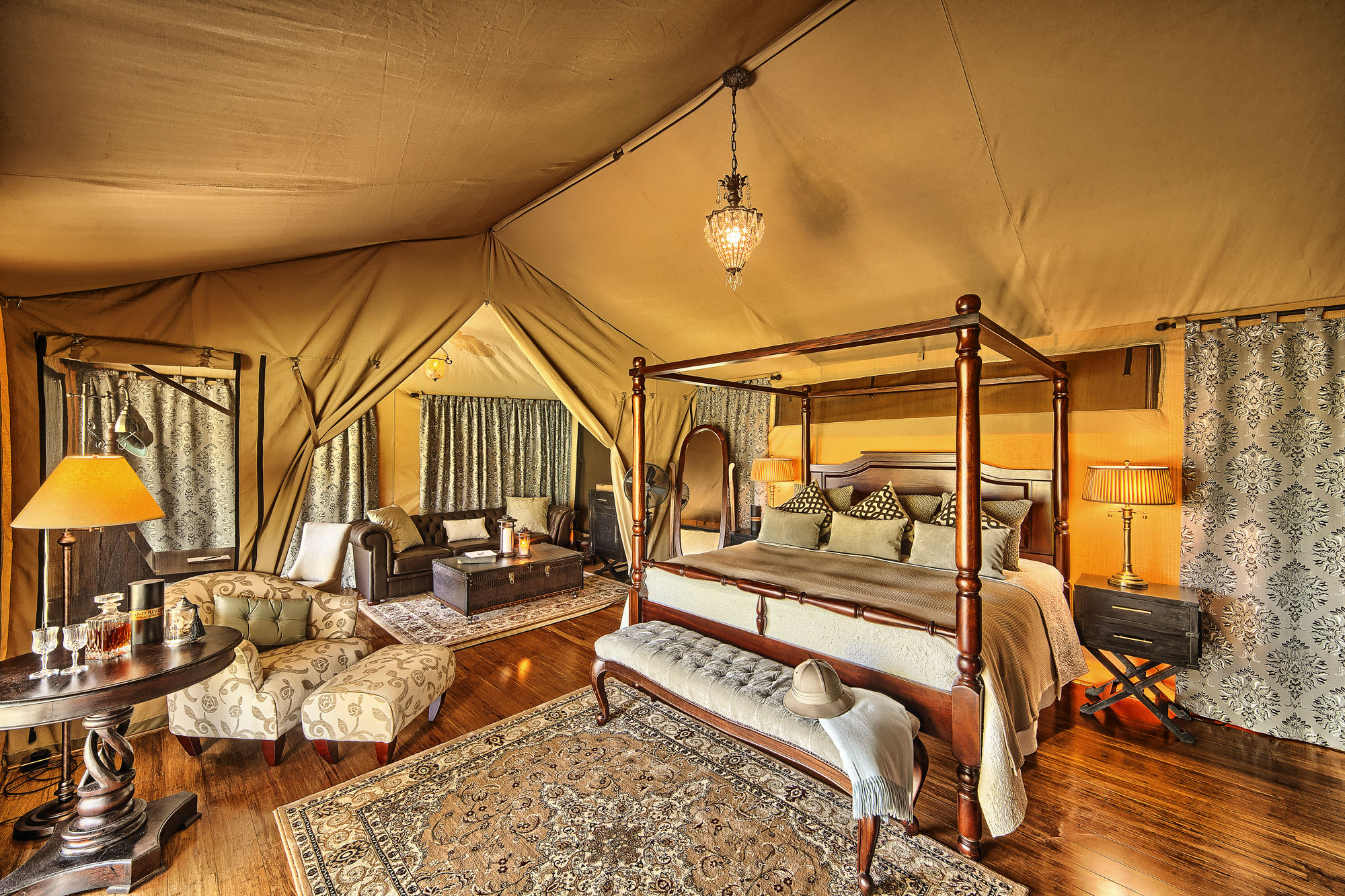 Ein Schlafzimmer in einem Luxuszelt - ideal, um die Große Gnuwanderung in Afrika zu erleben