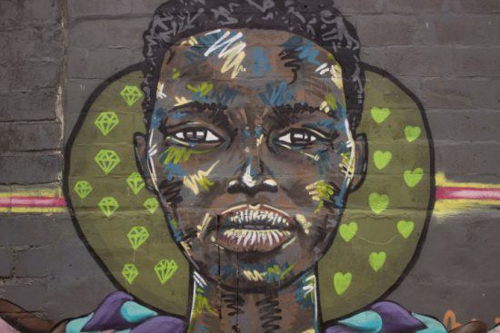 Straßenkunst in Langa: Portrait einer Frau - Townshiptour in Südafrika