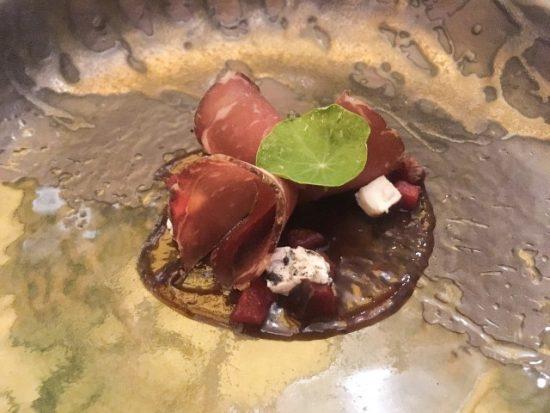 Mit viel Liebe zum Detail angerichteter Gang im Fine-Dining-Restaurant Myoga