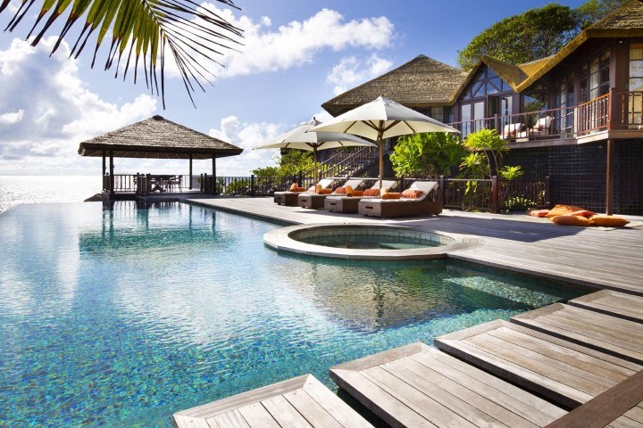 Der Poolbereich des Fregate Island Private mit Blick auf den indischen Ozean.