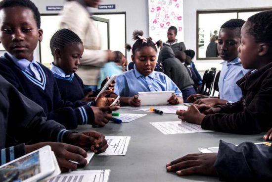 DDS-Educational-botswana-moremi-okovango-delta-people-bushwalk-camera-D6A1828 Iniciativas como Good Work Foundation ayudan a que menos niños vivan en riesgo de contraer la malaria