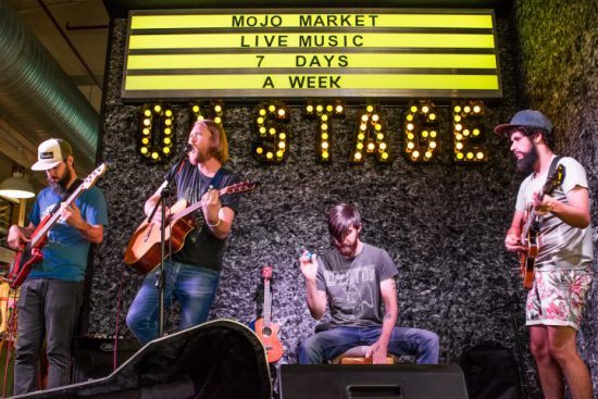 Las actuaciones musicales de Mojo Market son una de sus señas de identidad