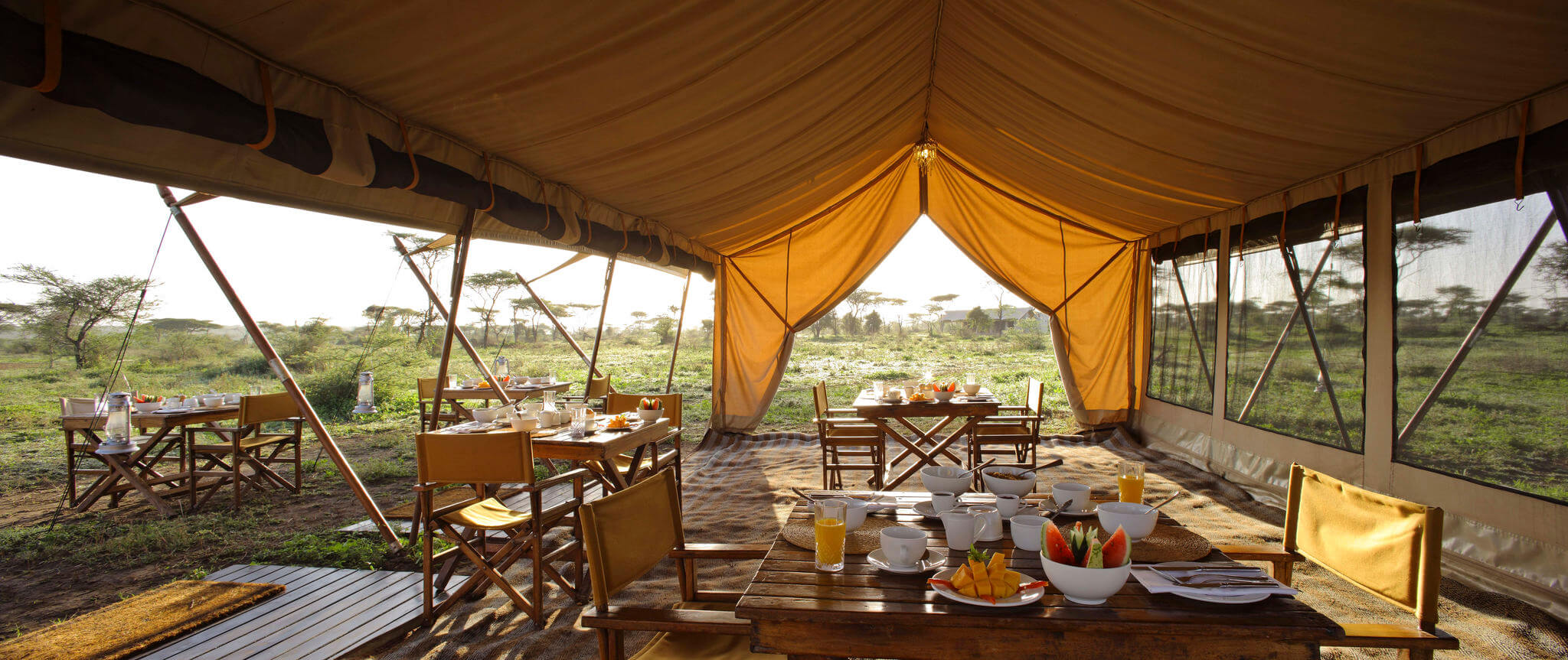 Serengeti Under Canvas: Breakfast in an open tent in the savannah