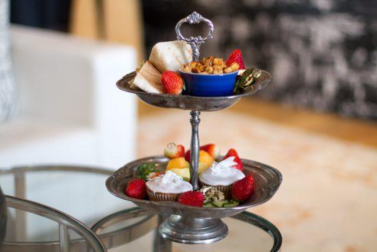 MannaBay-High-Tea-Cape-Town MannaBay atende a vários requisitos dietéticos. Na foto, delícias veganas.