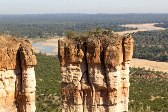 Rötliche Sandfelsen im Gonarezhou Nationalpark - die besten Reiseziele in Simbabwe