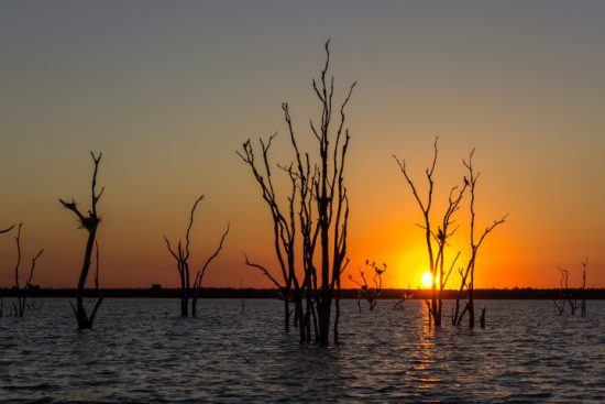 Sonnenuntergang über dem Lake Kariba zwischen Simbabwe und Sambia
