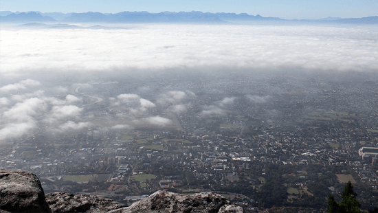 Foto tirada no topo da Devil's Peak: nuvens se dissipando com a chegada do calor matutino.
