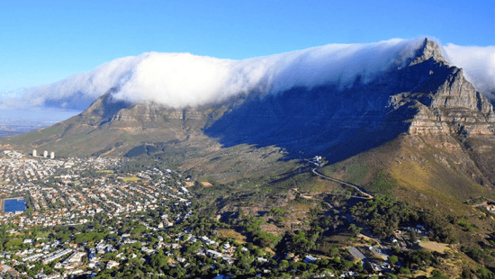 Table Mountain cubierta por un manto de nubes.