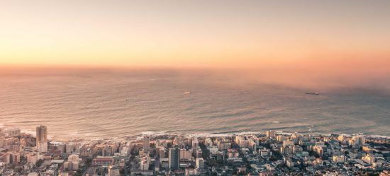 Blick vom Signal Hill in Kapstadt auf den Sonnenuntergang über Sea Point