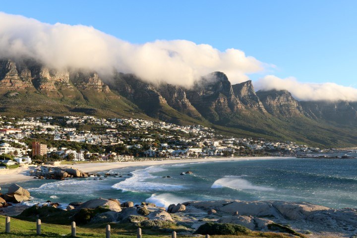 Blick auf den Strand von Camps Bay mit Wolken über der Zwölf-Apostel-Bergekette