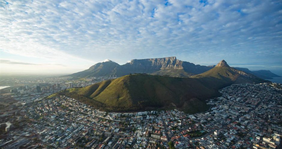 África em dezembro: Montanha da Mesa na Cidade do Cabo, África do Sul 