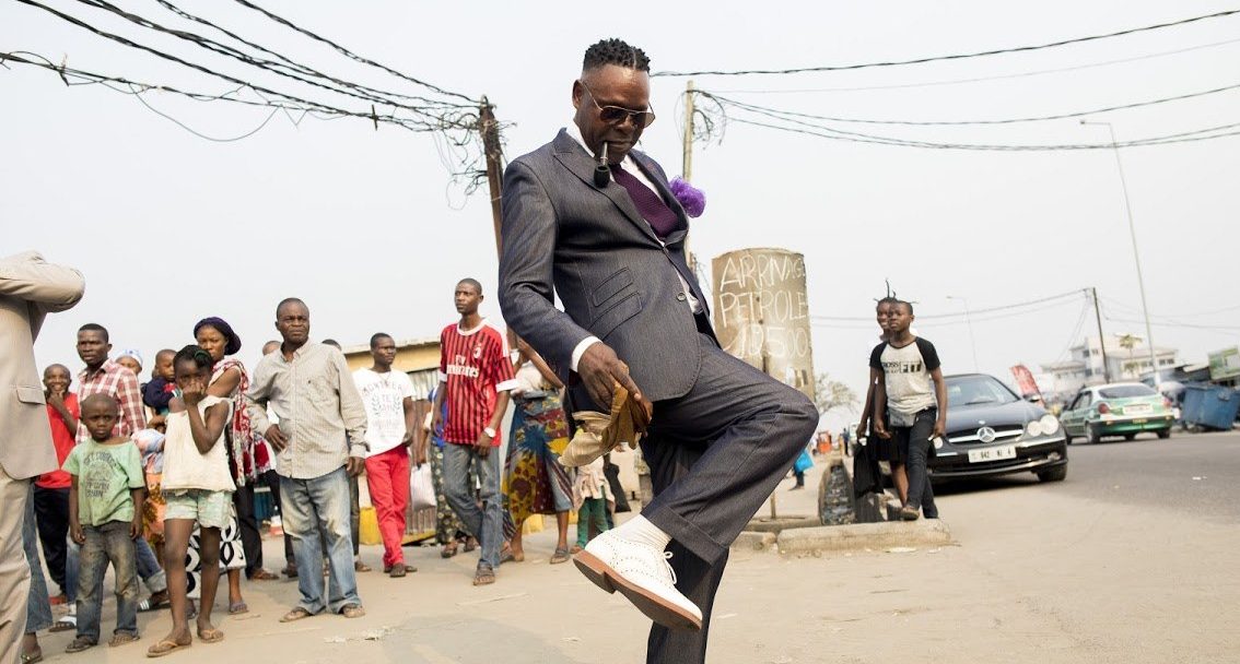 Afrique de l'Ouest | Sapeur dançant dans les rues de Brazzaville
