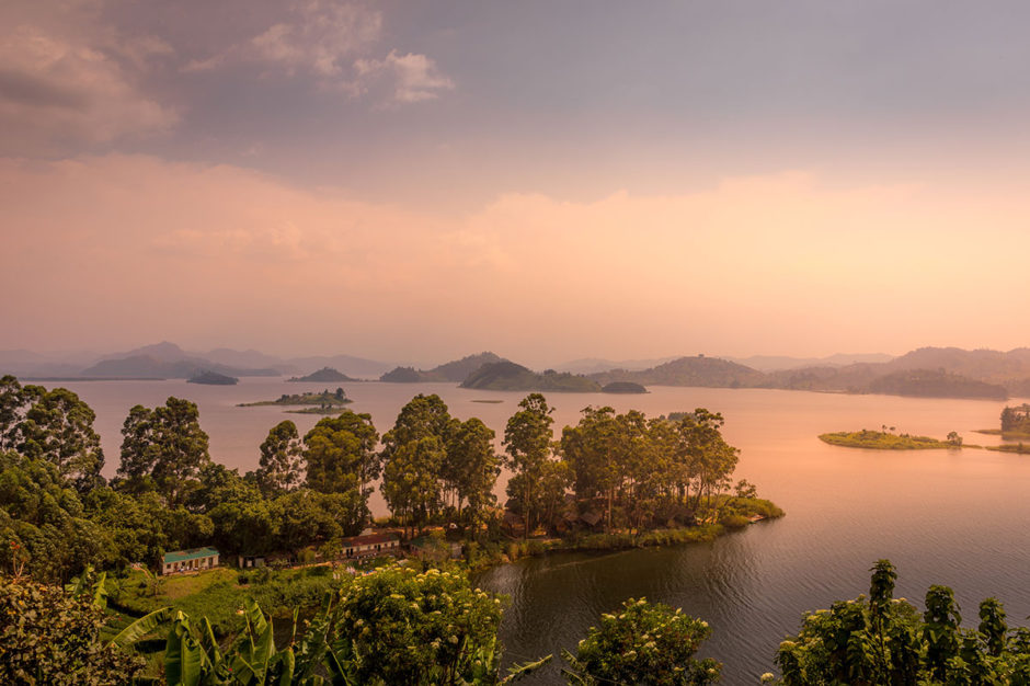 lake-mutanda-at-sunset-with-view-on-the-volcanoes-mount-muhavuru-and-mount-gahinga-in-east-africa-along-the-border-of-rwanda-and-uganda-AdobeStock_384322514 Lake Mutanda bei Sonnenuntergang