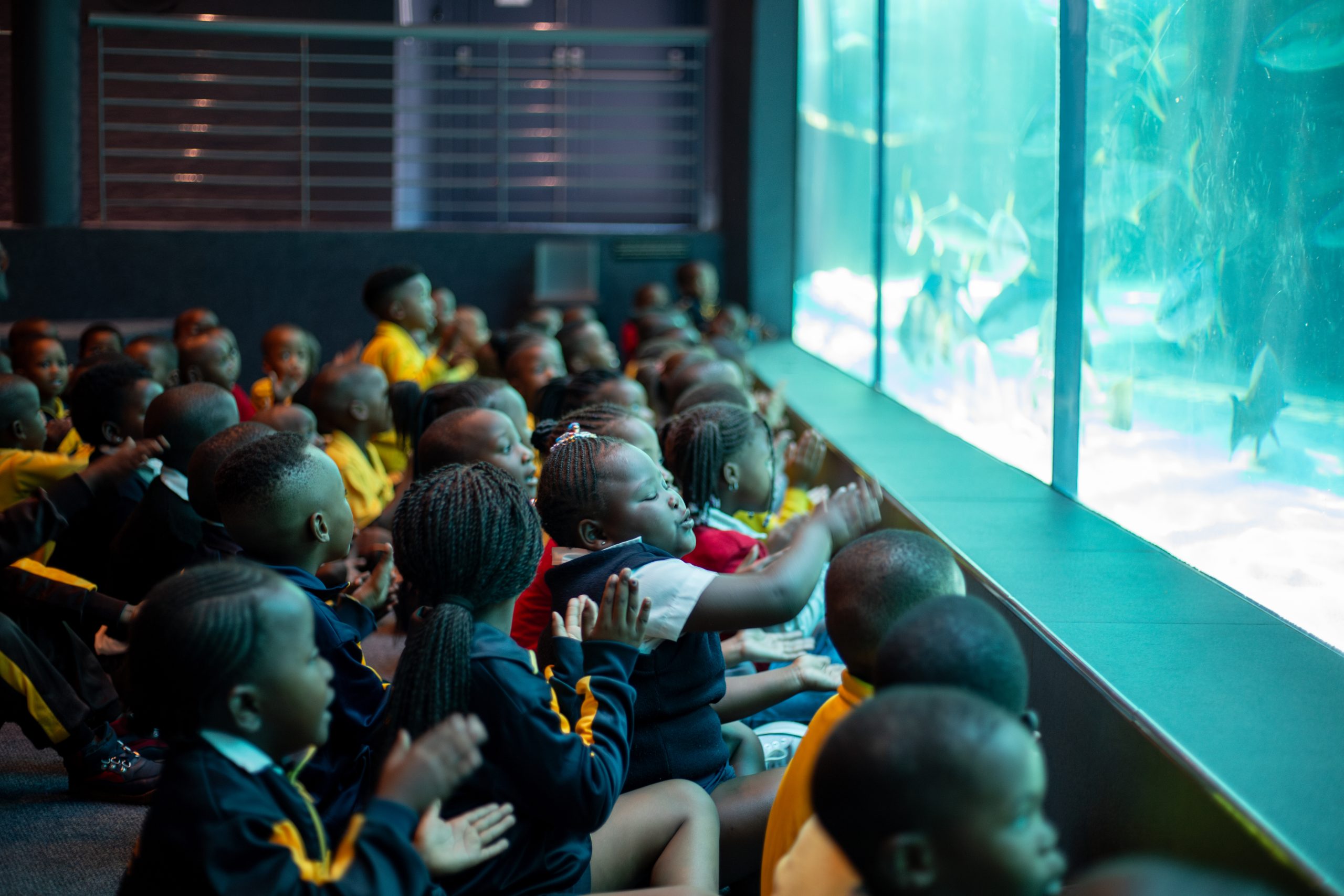 Kinder der Khumbulani Tagesstätte im Aquarium