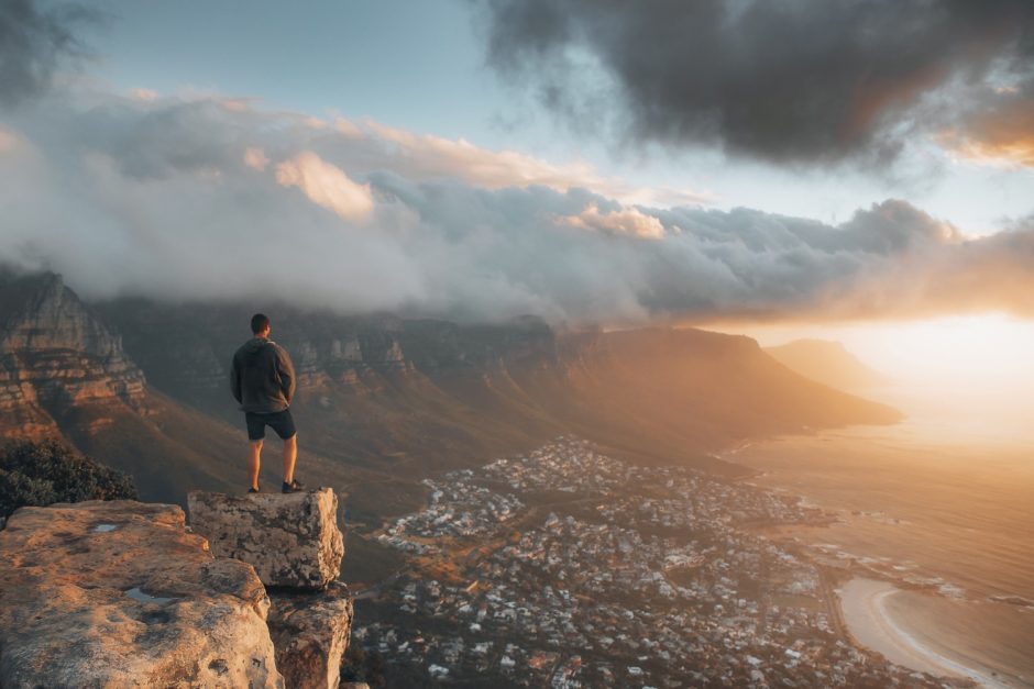 Beste Reisezeit für Südafrika: Mann beim Wandern in Kapstadt