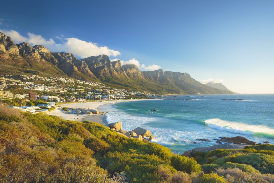 Blick auf den Strand von Camps Bay - Urlaub in Kapstadt: Alle Infos auf einen Blick