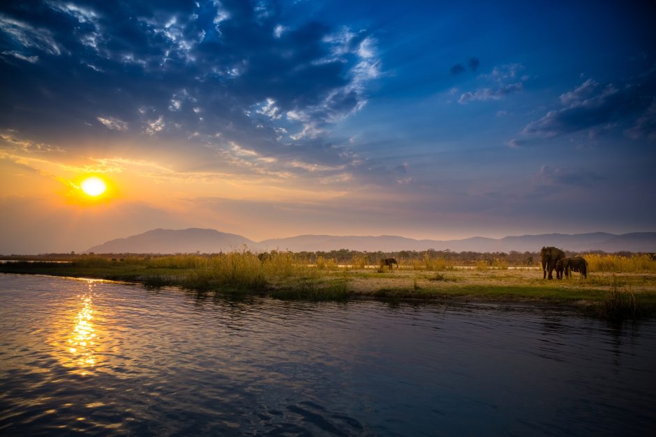 Sonnenuntergang im Lower Zambezi Nationalpark - wir verraten Ihnen die beste Reisezeit für Sambia