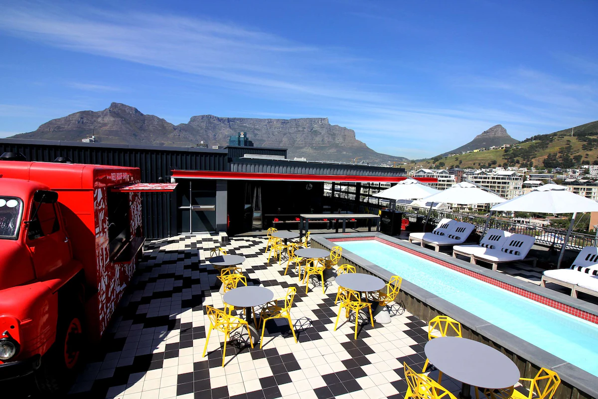 16256-113962-f68863054_3xl The Radisson RED Roof Bar on the rooftop