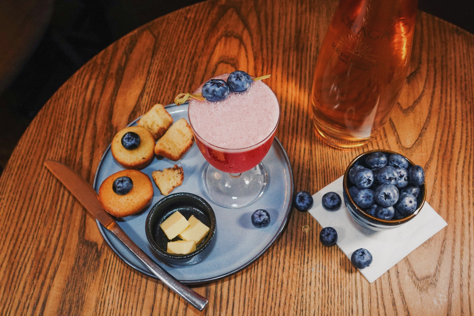 Processed with VSCO with hb3pro preset Cocktails paired with blueberries and crackers
