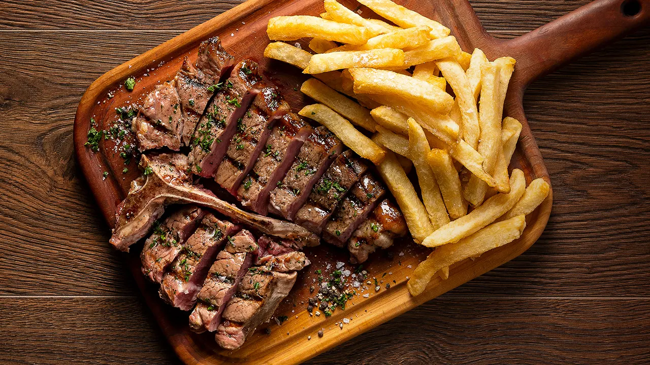 2022-11-09 A wooden platter with carved steak and chips