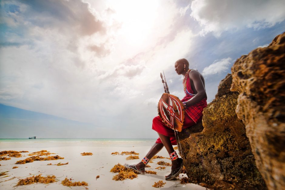 Massai-Krieger am Strand von Diani