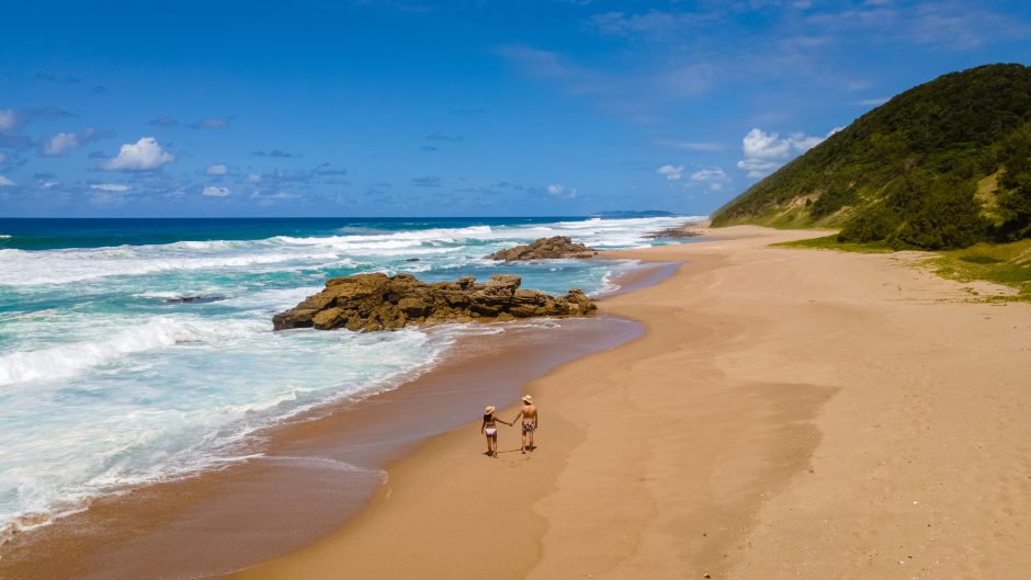 couple-beach-cape-vidal-kwazulu-natal Strand bei Cape Vidal im iSiMangaliso Wetland Park